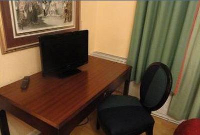 Schreibtisch mit kleinem Fernseher