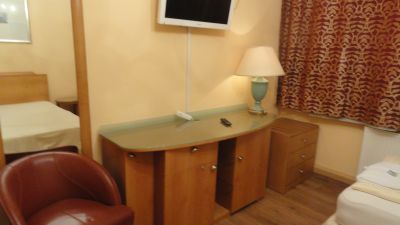 Konsolentisch aus Holz mit Glasplatte und Tischlampe