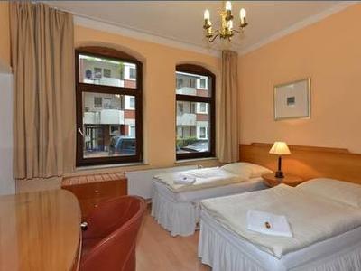 Zweibettzimmer mit Schreibtisch und Kronleuchter