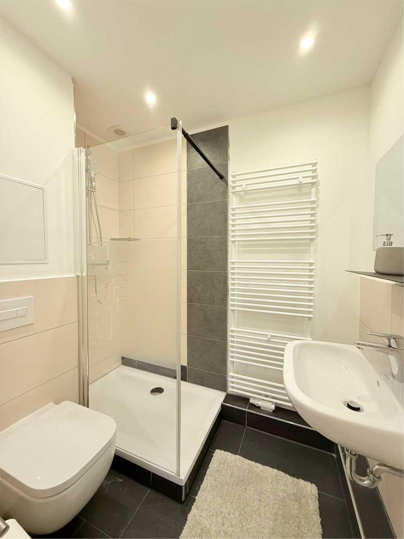 Große Dusche in einem hellen Bad