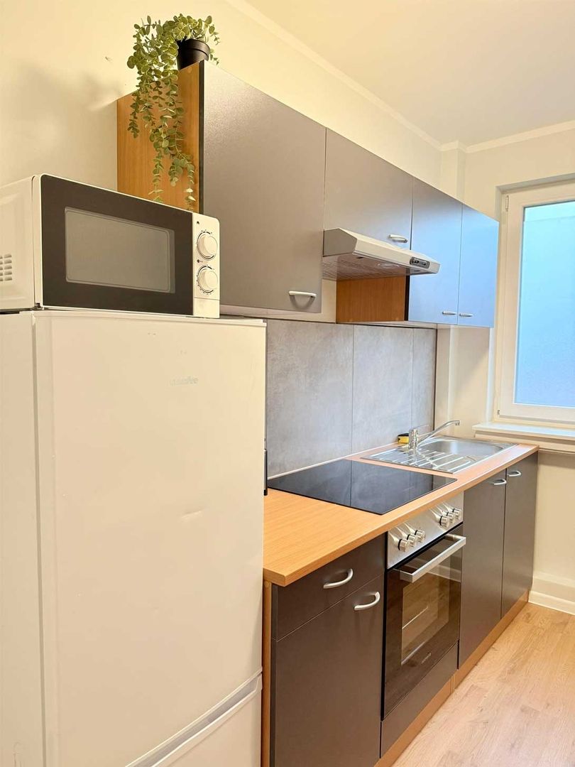 Kleine aber vollausgestattete Küchenzeile mit Mikrowelle