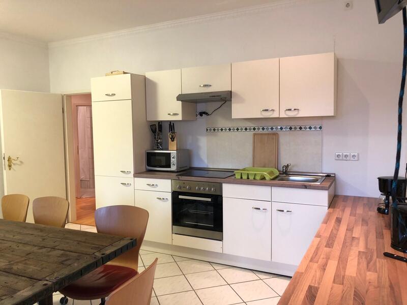 Jasny, funkcjonalny aneks kuchenny z kuchenką mikrofalową i piekarnikiem