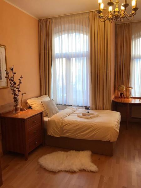 Gemütliches Einzelzimmer mit warmer Wandfarbe und Holzmöbeln