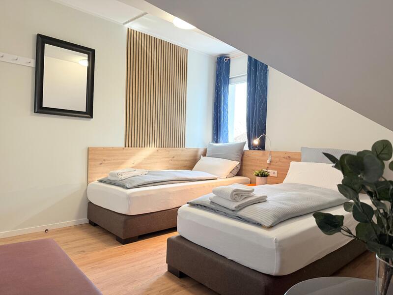 Modernes Zweibettzimmer mit Dachschräge