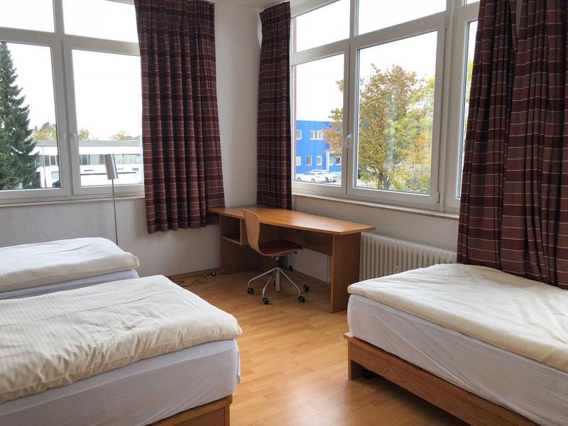 Pokój trzyosobowy z dużymi oknami