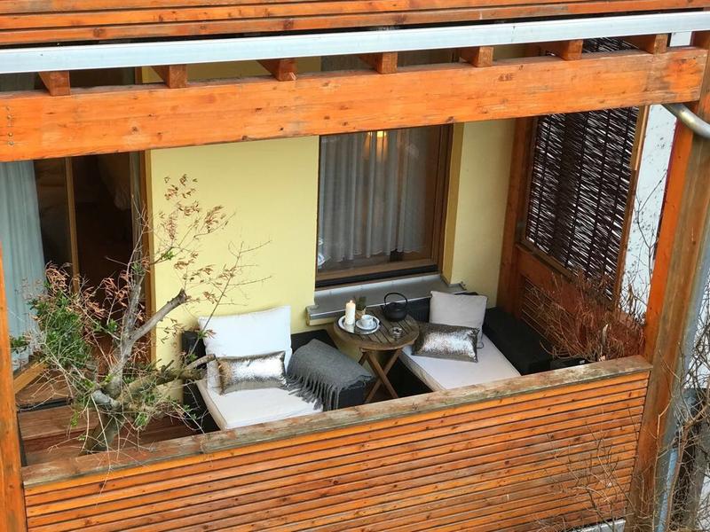 Balkon mit modernen Sitzmöbeln von oben
