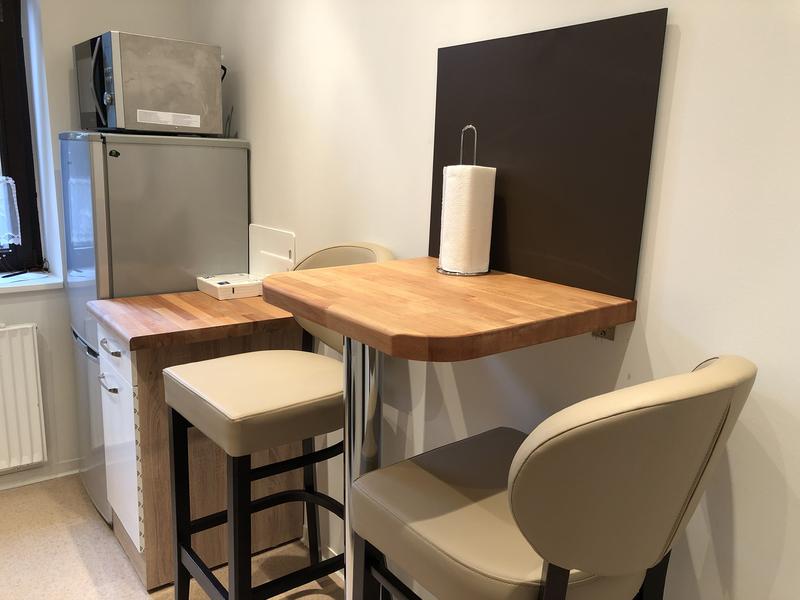 Erhöhter Sitzbereich mit hellen Barhockern in der Küche