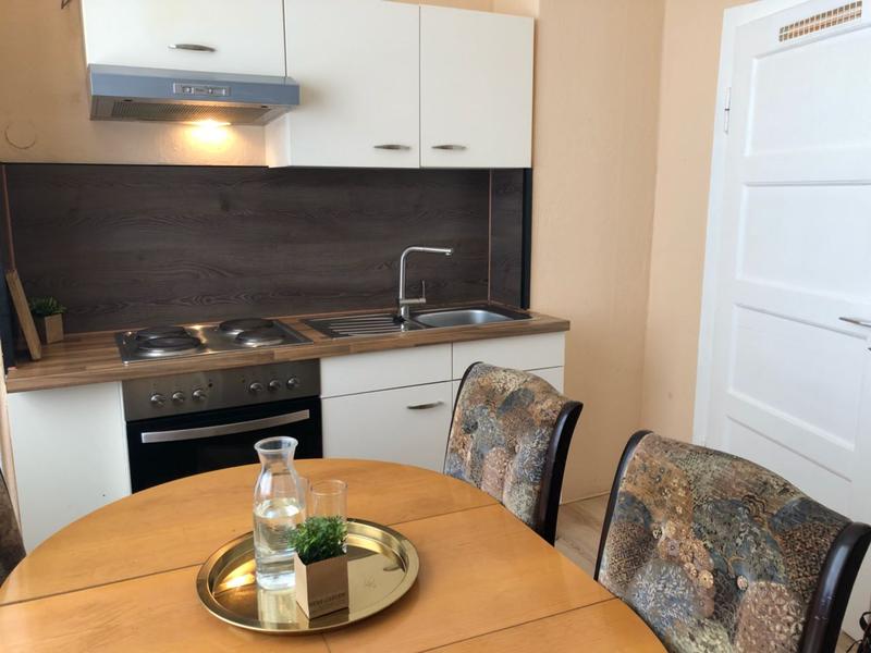 Helle Küchenzeile mit Essbereich