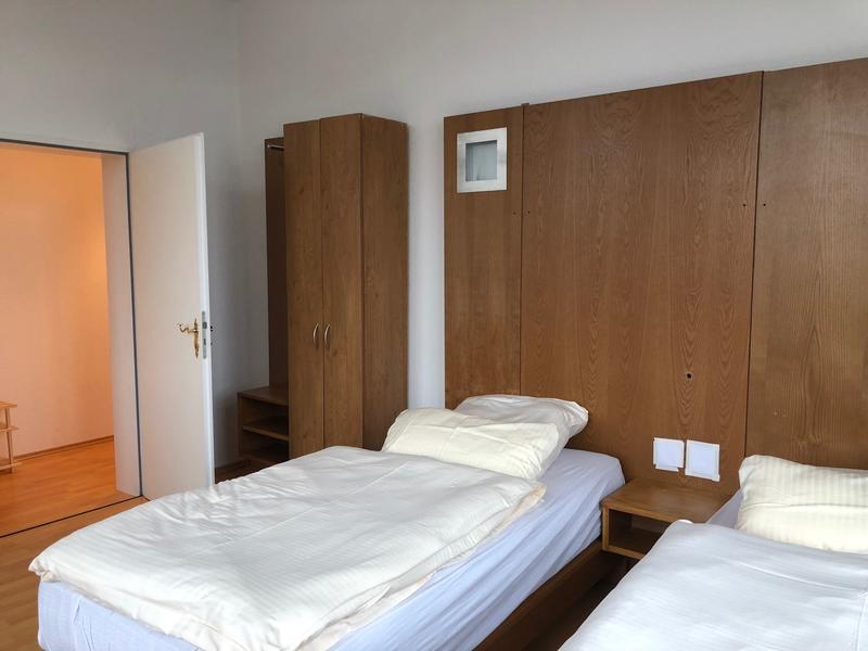 Pokój dwuosobowy z drewnianymi meblami i drewnianą boazerią