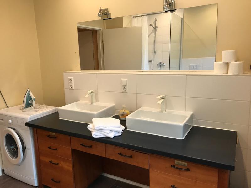 Badezimmer mit Waschtisch aus einer Kommode und Waschmaschine
