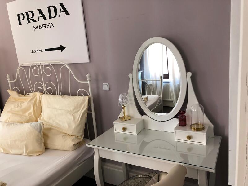 Schlafzimmer mit Kosmetikplatz mit großem Spiegel