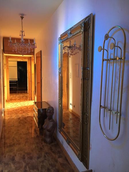 Flur mit goldenem Spiegel und Kronleuchter