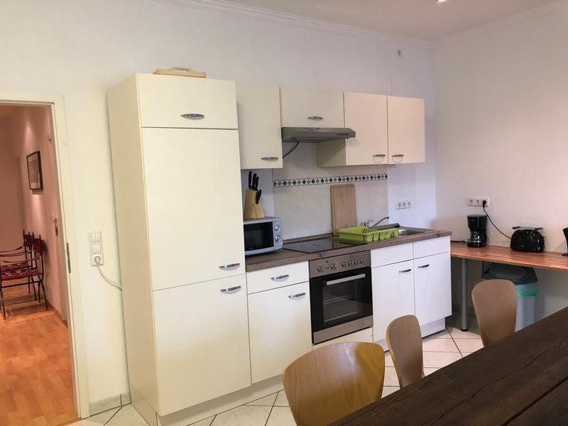 W pełni wyposażony aneks kuchenny z piekarnikiem i kuchenką mikrofalową