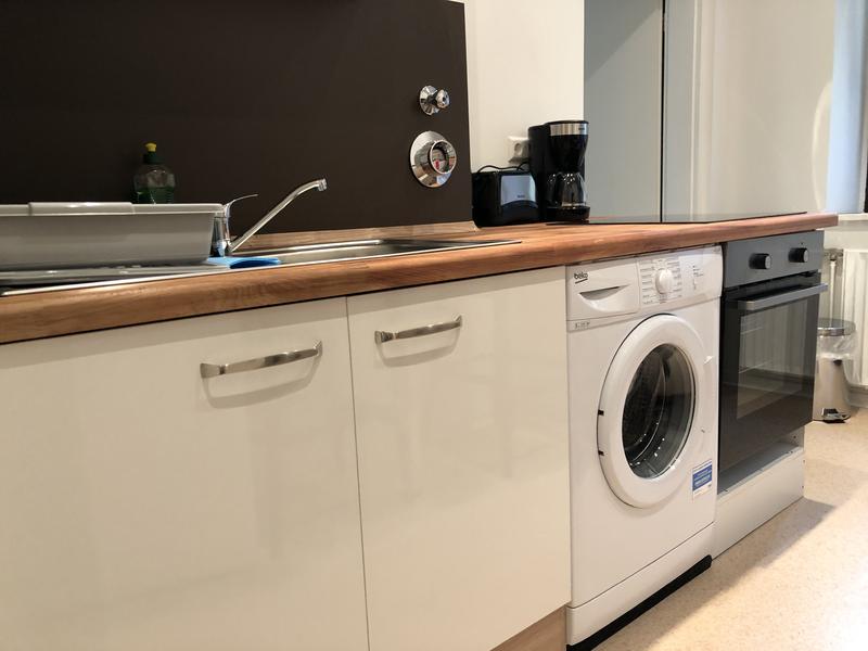 Helle Küchenzeile mit Waschmaschine