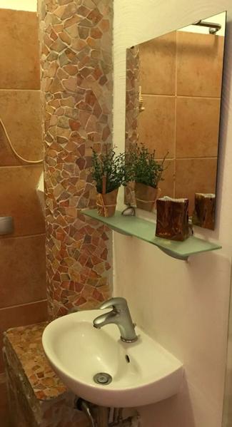Badezimmer mit Mosaikfliesen in Rot-Braun