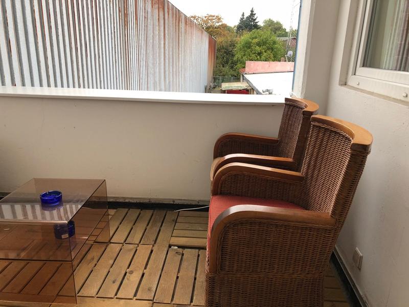 Balkon z miejscami do siedzenia i stołem