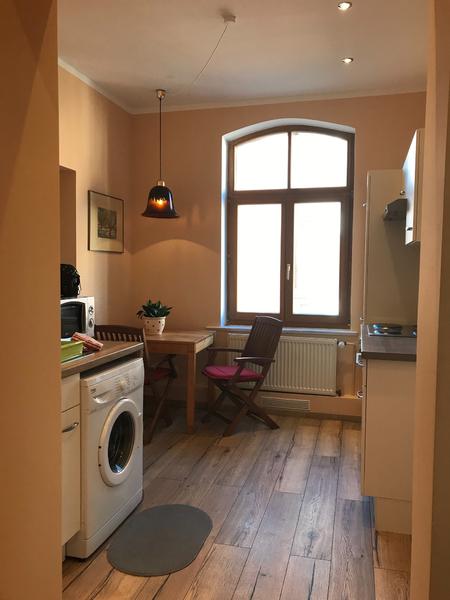 Kleine Küche mit Sitzbereich und Waschmaschine