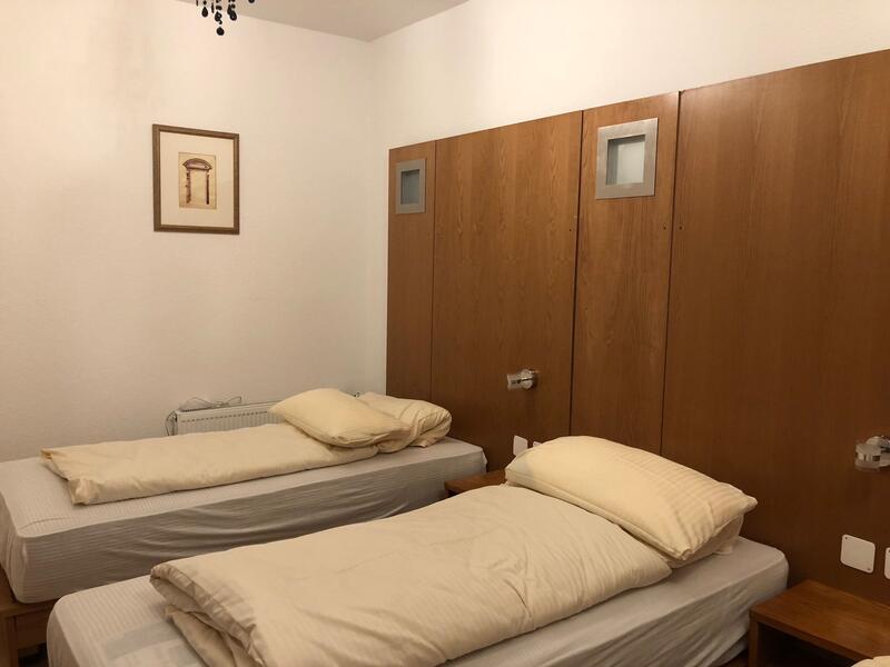 Pokój dwuosobowy z drewnianą tapetą na tylnej ścianie