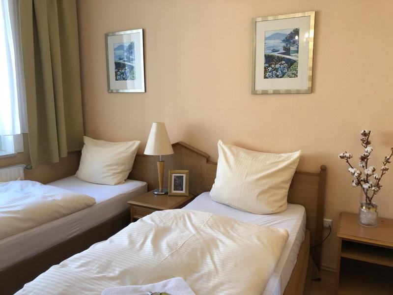 Helles Zweibettzimmer mit Holzmöbeln