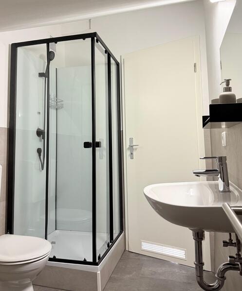 Glasdusche mit Schwarzer Umrandung