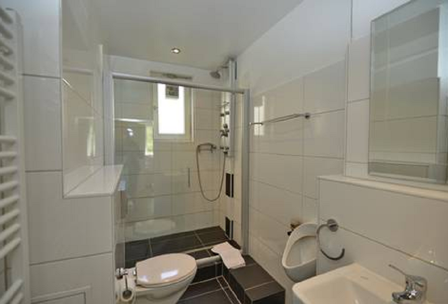 Großes helles Badezimmer mit großer moderner Dusche