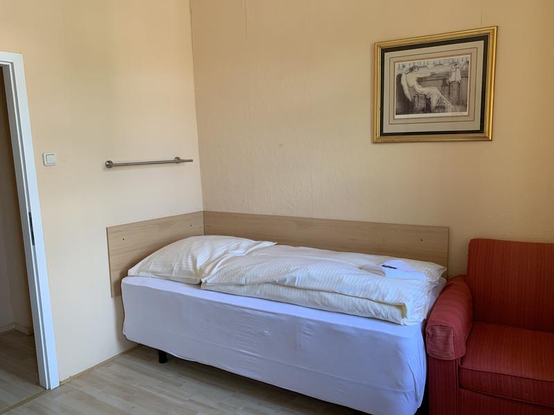 Einzelzimmer mit rotem gemütlichen Sessel