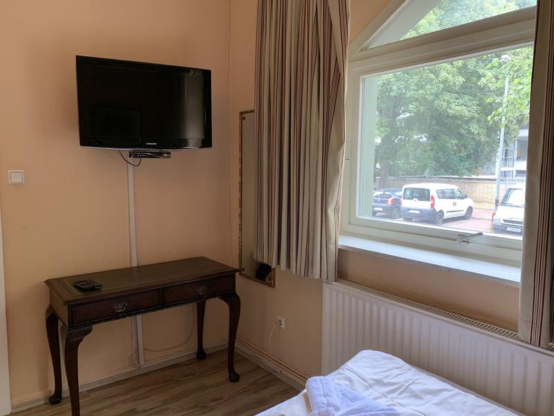 Blick auf dem Fenster auf einen Parkplatz