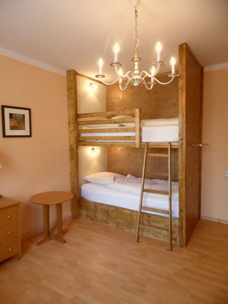 Zimmer mit Etagenbett und Kronleuchter