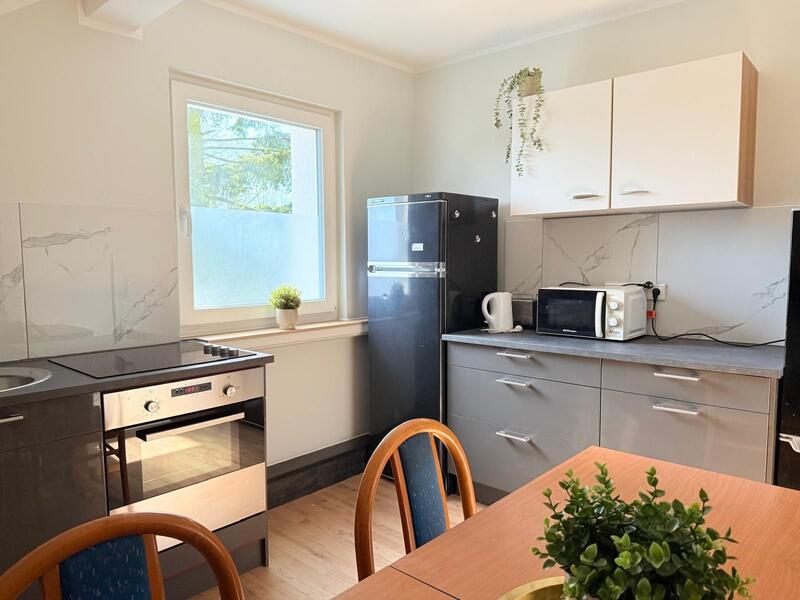 Graue Hochglanzküche mit Essbereich