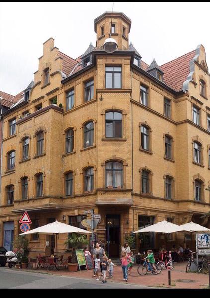 Außenansicht des Gebäudes mit Café im Untergeschoss