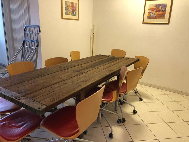 Duży stół jadalny z wieloma krzesłami