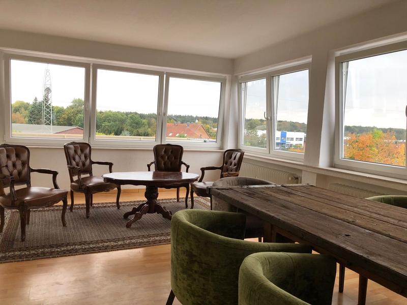 Duża część wypoczynkowa przy dużym oknie