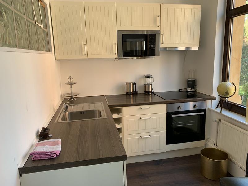 Helle Landhausküche mit dunkler Arbeitsplatte