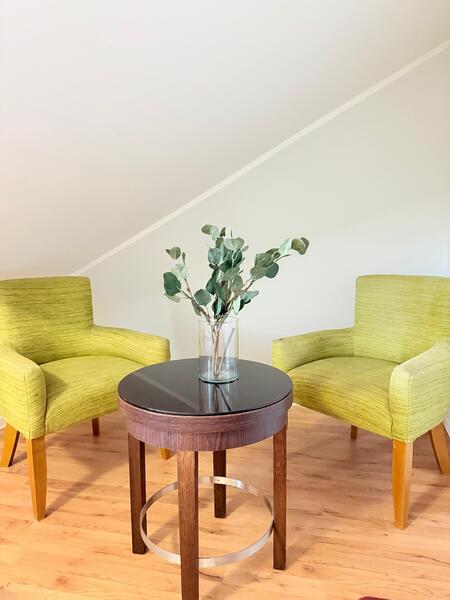 Sitzbereich mit zwei grünen Stühlen