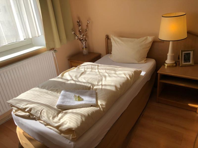 Detailansicht eines Bettes mit Handtüchern für den nächsten Gast