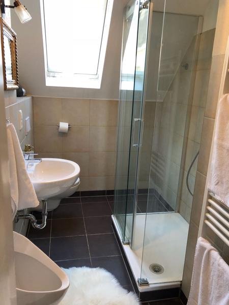 Helles Bad mit Dachschräge und großer Dusche