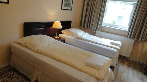 Zweibettzimmer mit Handtüchern auf den Betten für die neuen Gäste