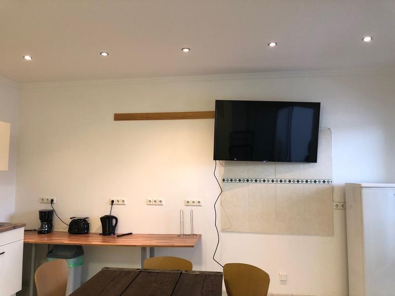 Jadalnia z telewizorem na ścianie