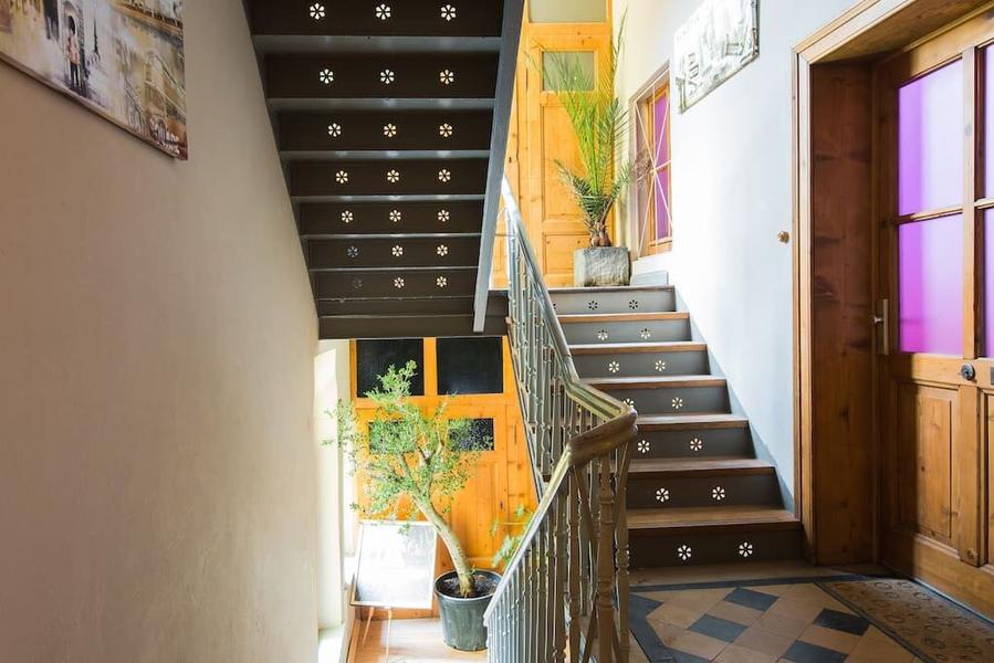 Treppenhaus mit orange gestrichener Wand