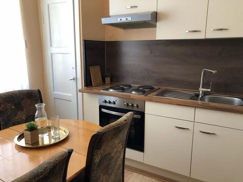 Helle Küche mit Essbereich und Stühlen