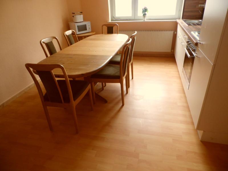 Großer Essbereich mit 6 Stühlen in einer Küche