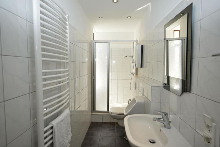 Schlauchförmiges helles Bad mit Handtuchwärmer