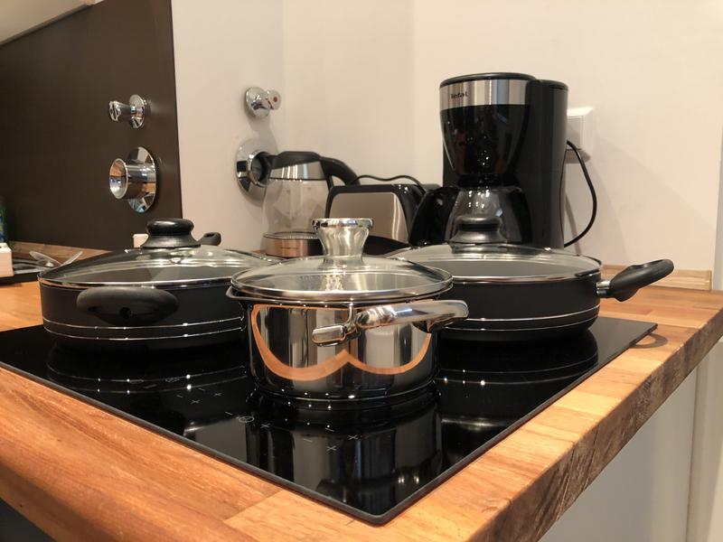 Küchenherd mit Töpfen