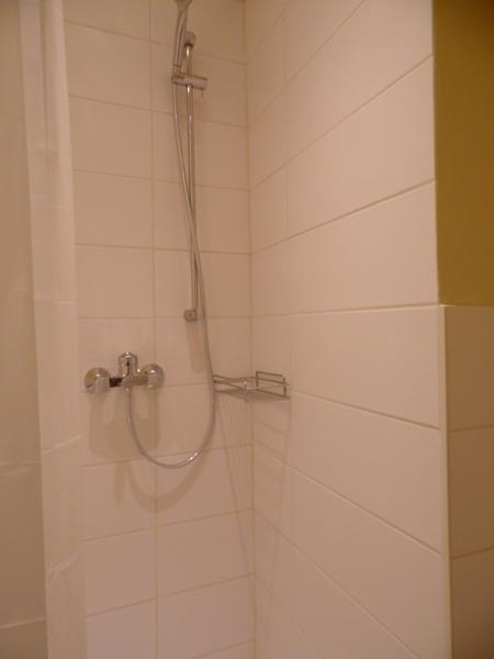 Helle Dusche mit weißen Fliesen