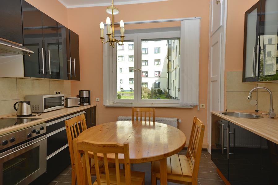 Dunkle Hochglanzküchenzeile mit Essbereich in der Mitte